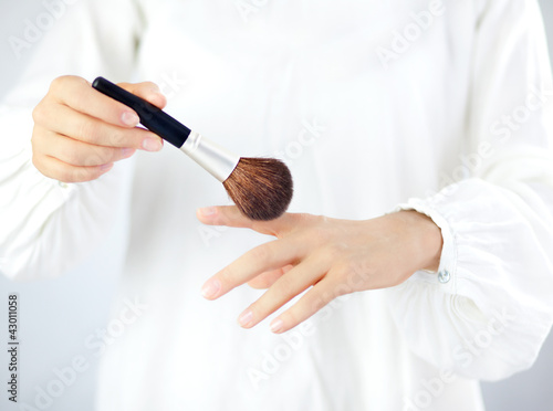 Foto: Kobieta robiąca make-up Kobieta robiąca make-up