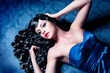 Diva mit schwarzen Locken und blauem Abendkleid/haircolors-18
