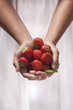 Foto: young woman holding strawberries young woman holding strawberries
