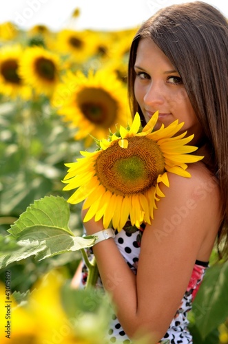 Foto: femme avec tournesol femme avec tournesol