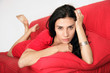 Frau auf Sofa