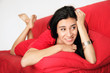 Frau auf Sofa