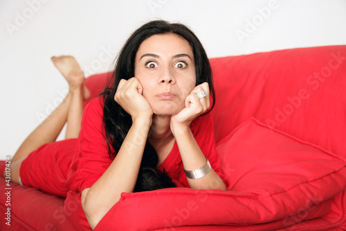 Foto: Frau auf Sofa Frau auf Sofa