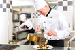 Foto: Koch in Restaurant oder Hotel Küche beim kochen Koch in Restaurant oder Hotel Küche beim kochen