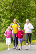 Familie joggt als Sport in der Natur