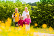 Familie joggt als Sport in der Natur