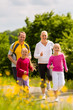 Familie joggt als Sport in der Natur