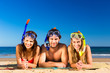 Foto: Freunde im Sommer Urlaub am Strand Freunde im Sommer Urlaub am Strand