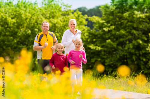 Photo: Familie joggt als Sport in der Natur Familie joggt als Sport in der Natur