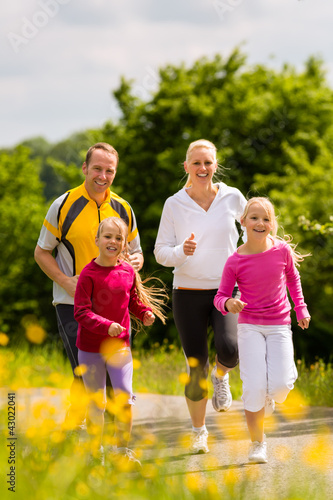 Foto: Familie joggt als Sport in der Natur Familie joggt als Sport in der Natur