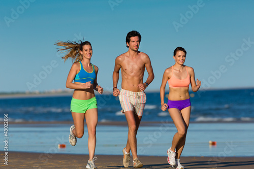 Photo: Fitness und Sport am Strand, Leute beim Jogging Fitness und Sport am Strand, Leute beim Jogging