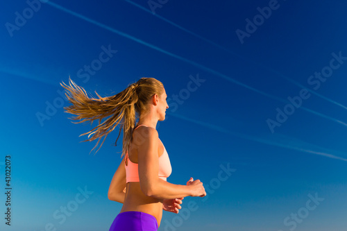 Photo: Fitness und Sport, Frau beim Jogging Fitness und Sport, Frau beim Jogging