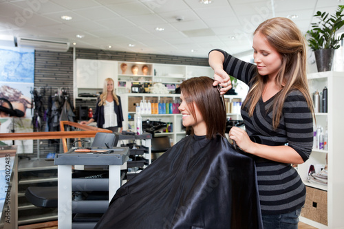 Foto: Hairdresser Thinning Customer's Hair Hairdresser Thinning Customer's Hair