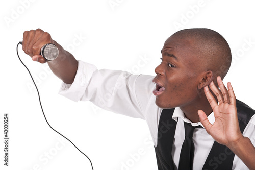 Foto: man singing with his hand behing the ear man singing with his hand behing the ear