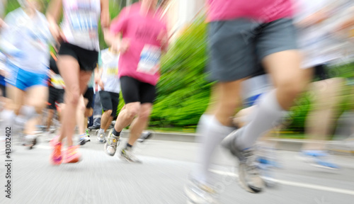Photo: Viele Läufer beim Wettlauf, mit Zoom-Unschärfe Viele Läufer beim Wettlauf, mit Zoom-Unschärfe