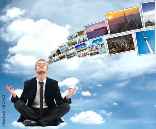 Foto: Homme d'affaires pensant aux vacances Homme d'affaires pensant aux vacances