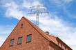 Haus unter Hochspannungsmast