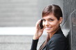 Femme d'affaire arrivant au bureau parlant au télephone portable