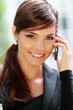 Femme d'affaire arrivant au bureau parlant au télephone portable