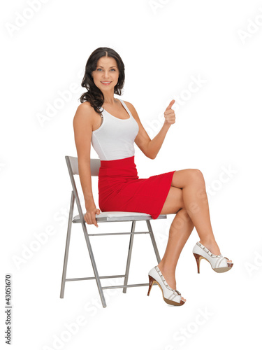 Foto: woman in blank white t-shirt with thumbs up woman in blank white t-shirt with thumbs up
