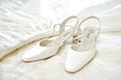 Brautschuhe neben Hochzeitskleid