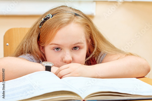Foto: calm schoolgirl calm schoolgirl