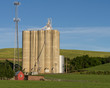 Foto: Concrete grain silos with cell phone tower Concrete grain silos with cell phone tower