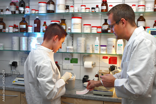 Photo: Medikamentenmischung Apothekenlabor Medikamentenmischung Apothekenlabor