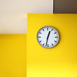 Uhr an gelber Wand