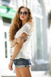 Foto: Beautiful young woman in sunglasses outdoors Beautiful young woman in sunglasses outdoors