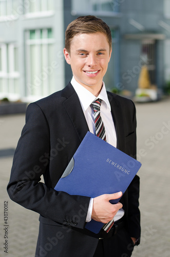 Foto: junger mann auf dem weg zum vorstellungsgespräch junger mann auf dem weg zum vorstellungsgespräch