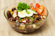 Bauernsalat auf Holztisch