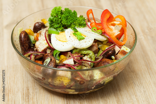 Foto: Bauernsalat auf Holztisch Bauernsalat auf Holztisch