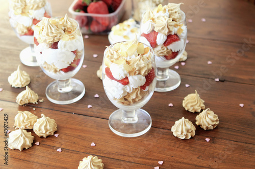 Photo: Verrines de fraises à la chantilly et aux meringues Verrines de fraises à la chantilly et aux meringues
