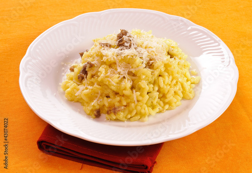 Photo: Risotto con zafferano e salsiccia Risotto con zafferano e salsiccia