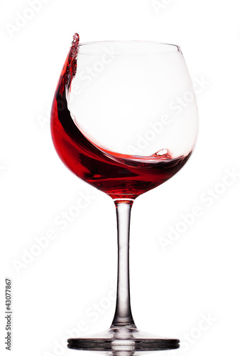 Foto: moving red wine glass over a white background moving red wine glass over a white background