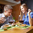 Lachendes Paar im Restaurant