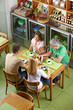 Gruppe gemeinsam im Café