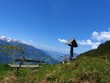 Foto: Wegkreuz und Rastplatz in den Alpen Wegkreuz und Rastplatz in den Alpen