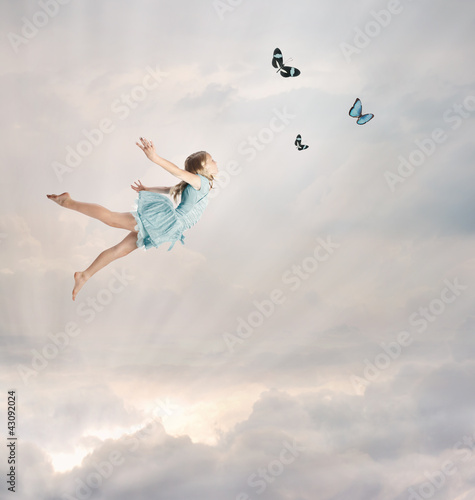 Foto: Little Girl Flying at Twilight Little Girl Flying at Twilight