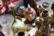 brocante : déballage carton bibelots
