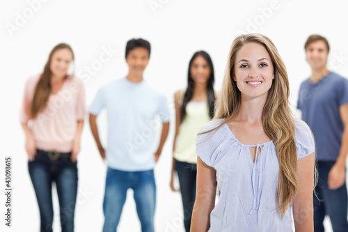 Foto: People smiling with one woman in foreground People smiling with one woman in foreground