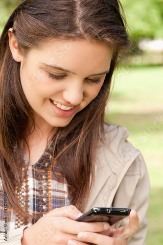 Foto: Close-up of a cute teenager using a smartphone Close-up of a cute teenager using a smartphone