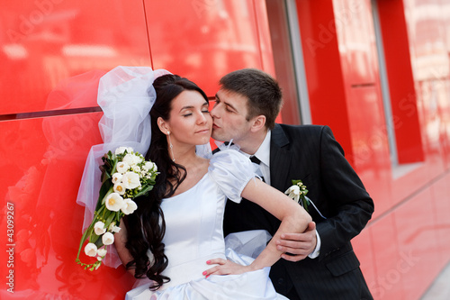 Photo: kiss by the red wall kiss by the red wall