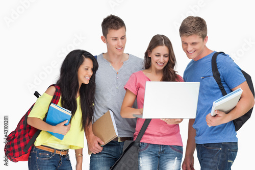 Foto: A group looking into a laptop and smiling A group looking into a laptop and smiling