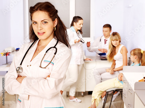 Foto: Doctor with child in hospital. Doctor with child in hospital.