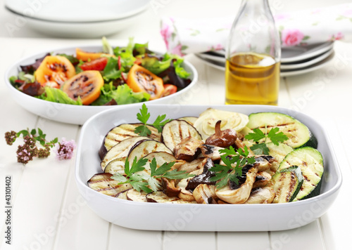 Foto: Grilled vegetables and salad with tamarillos Grilled vegetables and salad with tamarillos