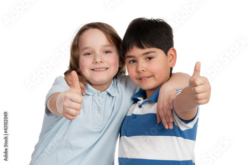 Photo: glückliche kinder zeigen daumen hoch glückliche kinder zeigen daumen hoch