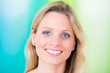 blonde junge frau mit blauen augen