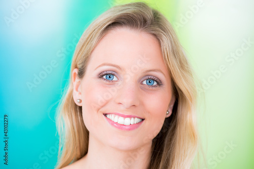 Foto: blonde junge frau mit blauen augen blonde junge frau mit blauen augen